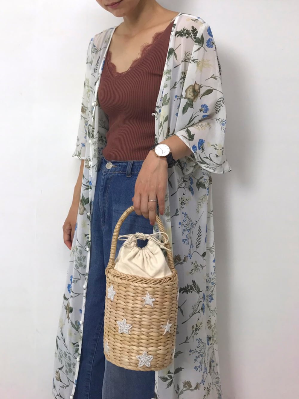 「ママコーデ、kormarchサポーターズ、かごバッグ、スターモチーフ、DONOBAN、kormarch、ニットキャミソール、花柄ｶﾞｳﾝ、花柄、バケツバッグ」｜「DONOBANのアイテム（かごバッグ、ベージュ系）」を使った、mikiviciousさん（レディース・162cm）の夏コーディネートの1枚目の写真