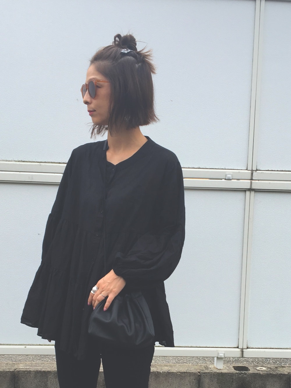 ブラック系のシャツ/ブラウス、ブラック系のショルダーバッグ、その他のヘアアクセサリーを着用したレディースの秋コーディネートの1枚目の写真