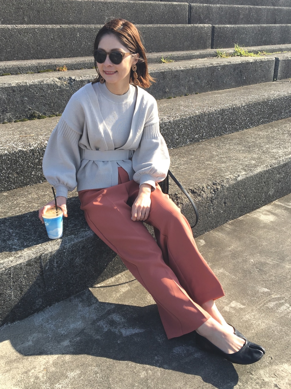 ホワイト系のニット/セーター、ピンク系のその他パンツ、ブラック系のパンプスを着用したレディースの春コーディネートの1枚目の写真