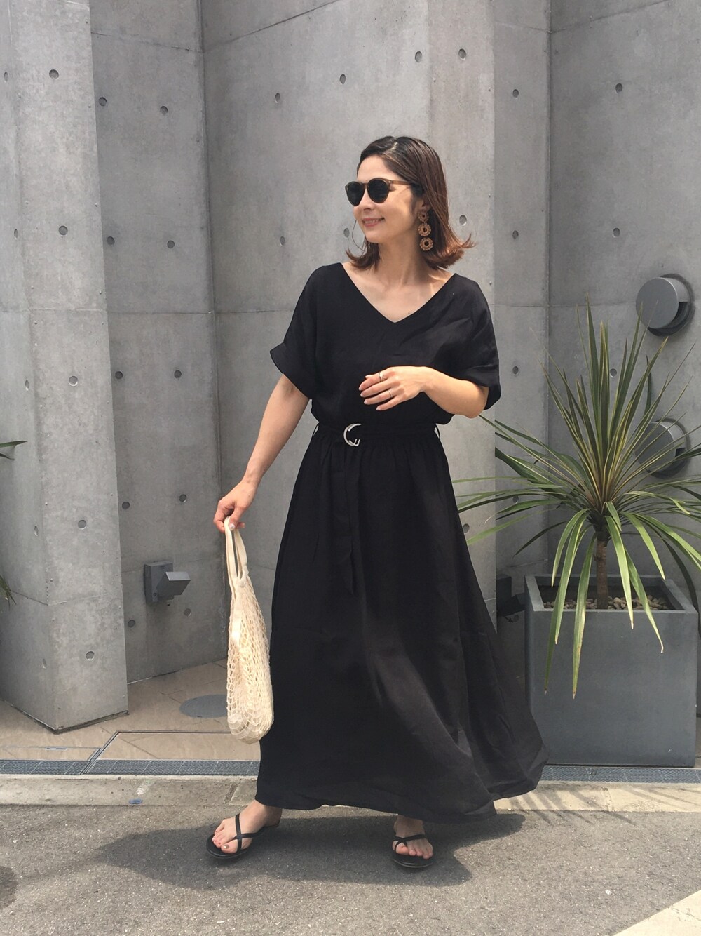 「ママコーデ、moment+、モーメントプラス、ブラック、ロングワンピース、ワンピース、オトナ女子、サンダル、DONOBAN、ドノバン」｜「moment+の前後２WAYリネンライクベルト付きロングワンピース（ワンピース、ブラック系）」を使った、mikiviciousさん（レディース・162cm）の春コーディネートの1枚目の写真