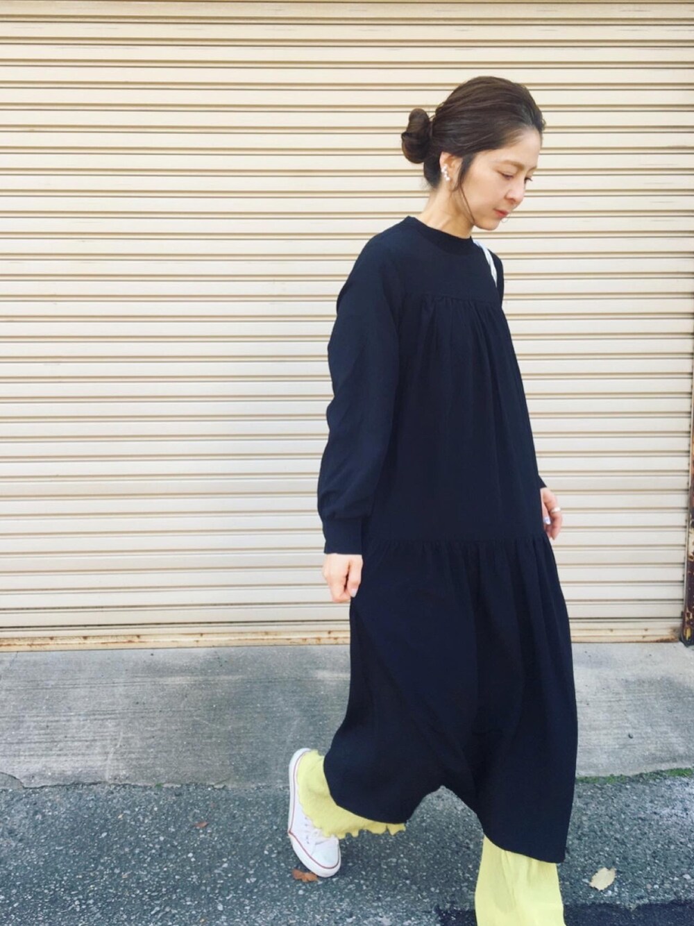 ブラック系のワンピース/ドレス、グリーン系のその他パンツを着用したレディースの冬コーディネートの1枚目の写真