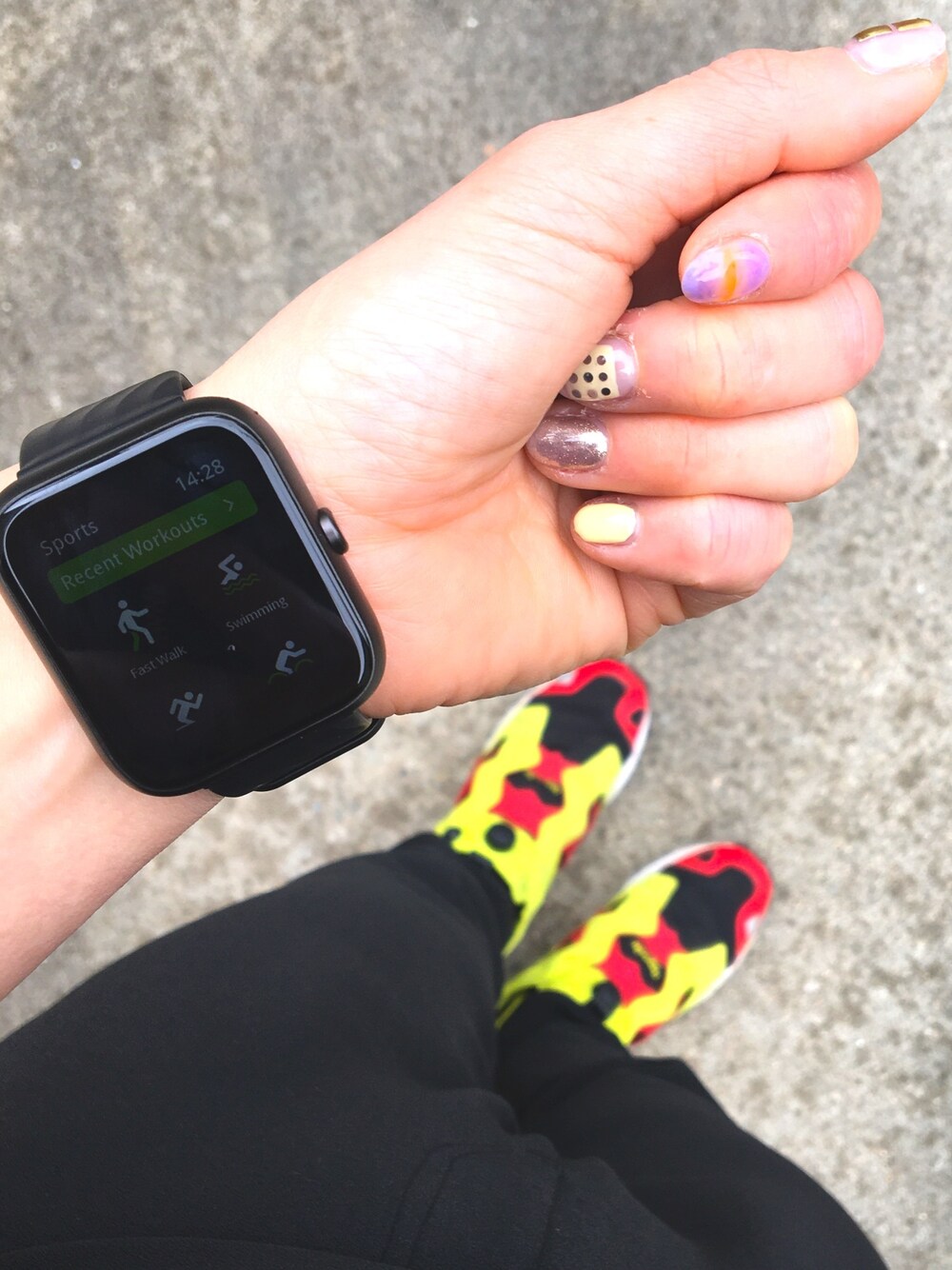 ブラック系のデジタル腕時計を着用したレディースの春コーディネートの1枚目の写真