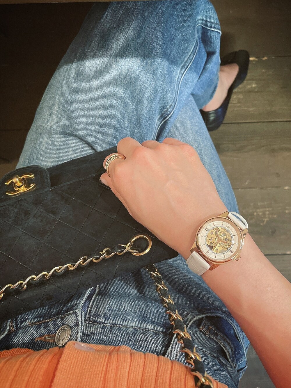 ホワイト系のアナログ腕時計を着用したレディースの夏コーディネートの1枚目の写真