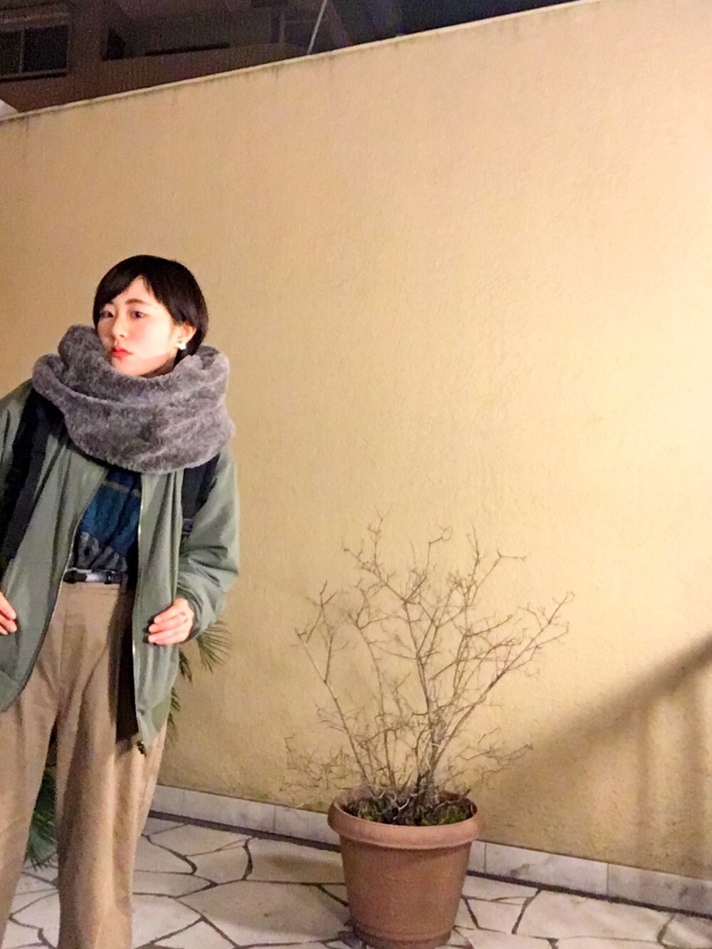 ブラック系のバックパック/リュック、グリーン系のブルゾン、その他のニット/セーターを着用したレディースの冬コーディネートの1枚目の写真