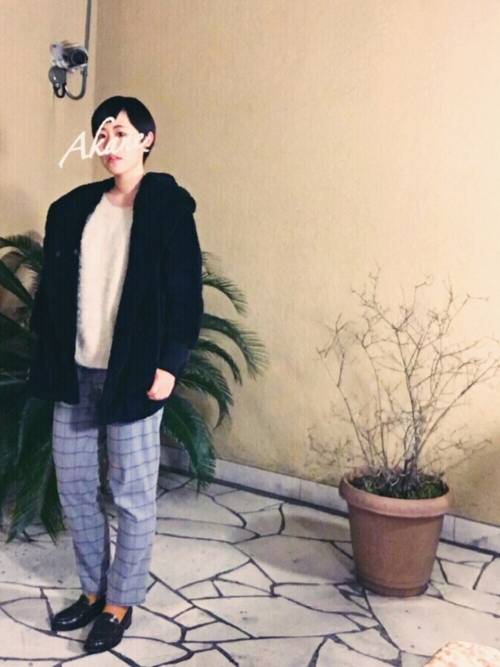 ブラック系のその他アウター、グレー系のその他パンツ、ブラウン系のイヤリングを着用したレディースの冬コーディネートの1枚目の写真