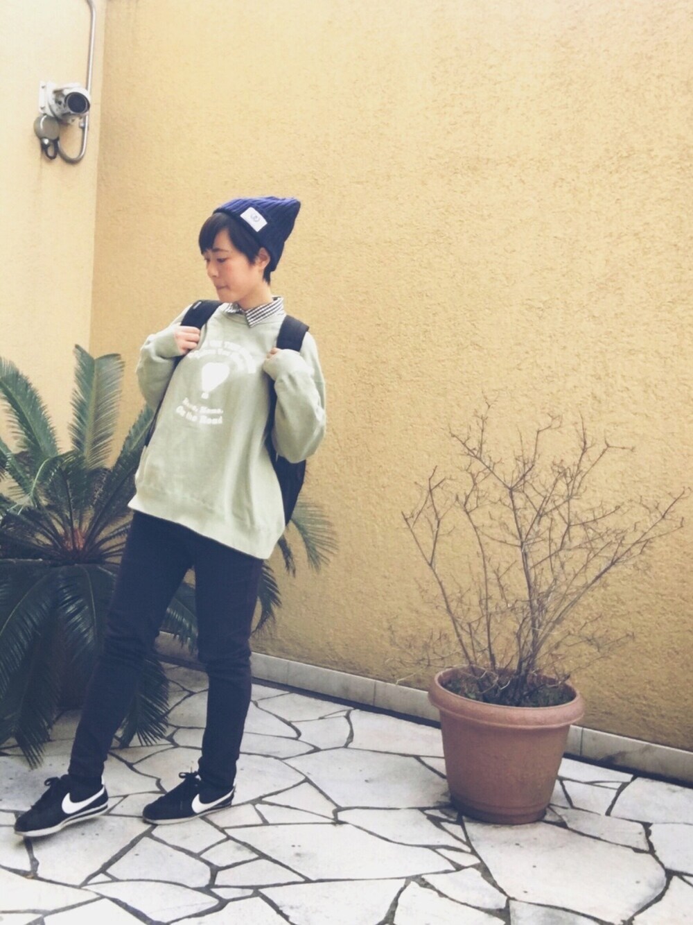 ブラック系のシャツ/ブラウス、グリーン系のスウェット、ブラック系のバックパック/リュックを着用したレディースの冬コーディネートの1枚目の写真