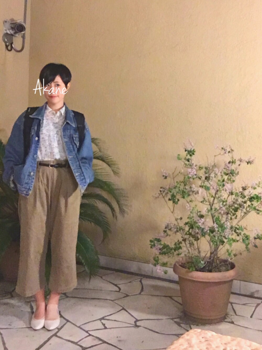 ブラック系のバックパック/リュック、ブルー系のデニムジャケット、ホワイト系のシャツ/ブラウスを着用したレディースの春コーディネートの1枚目の写真