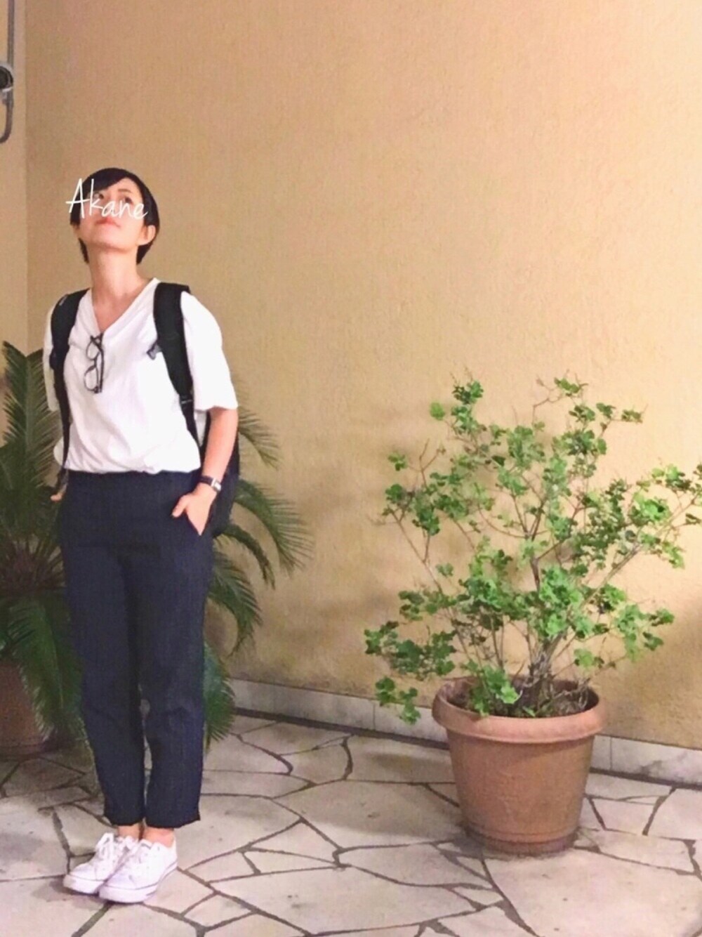 ブルー系のその他パンツ、ブラック系のバックパック/リュック、ブラック系のアナログ腕時計を着用したレディースの春コーディネートの1枚目の写真