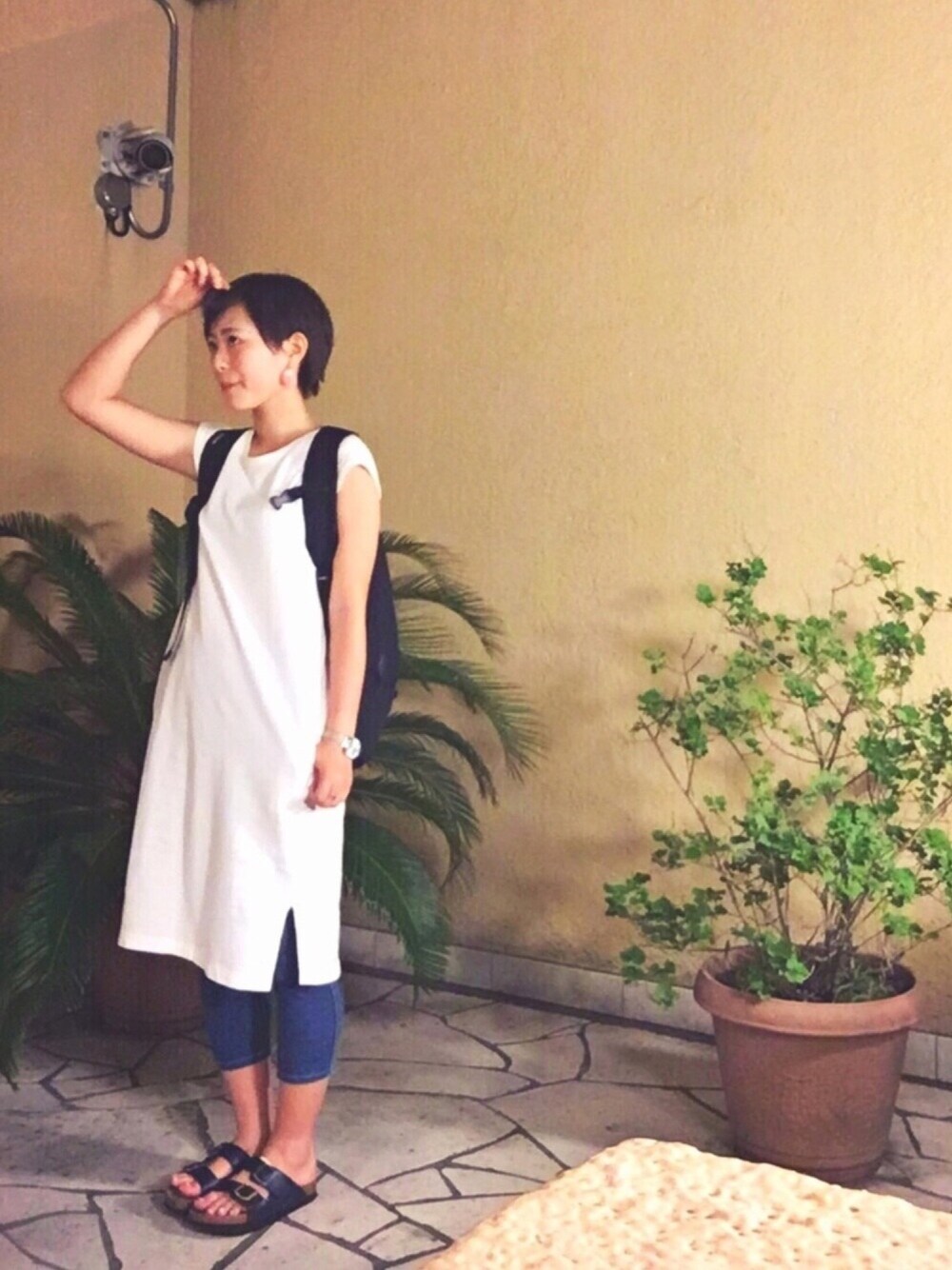 「夏コーデ、大人カジュアル、白ワンピース、GU、プチプラ、サンダル、イヤリング、ootd、リュック、スパッツ」｜「no brandのアイテム（イヤリング、ピンク系）」を使った、   茜 *・゜ さん（レディース・159cm）の夏コーディネートの1枚目の写真