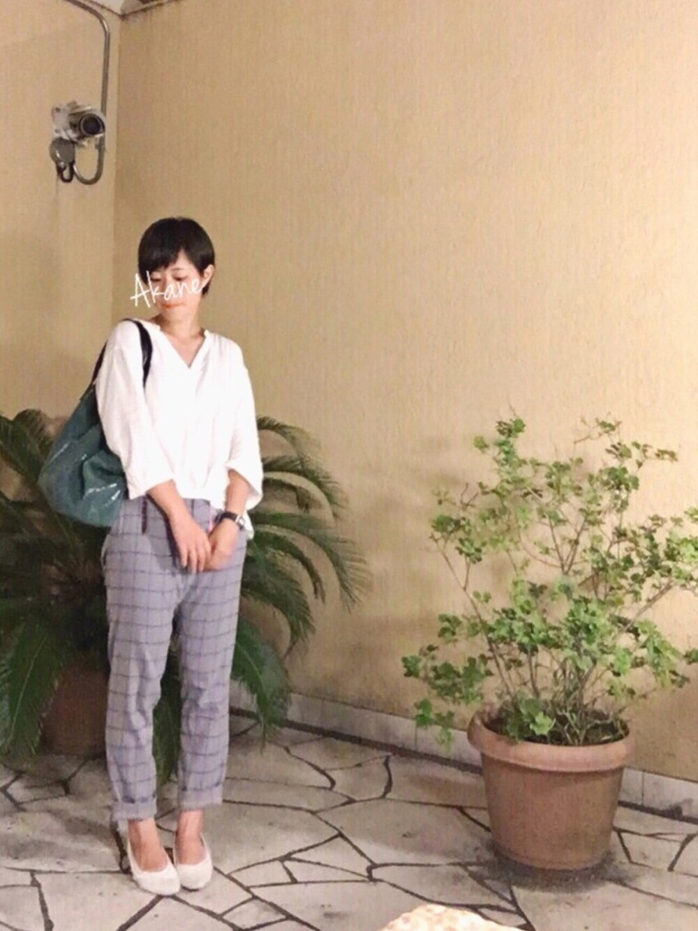 ホワイト系のシャツ/ブラウス、グレー系のその他パンツ、ゴールド系のリングを着用したレディースの夏コーディネートの1枚目の写真