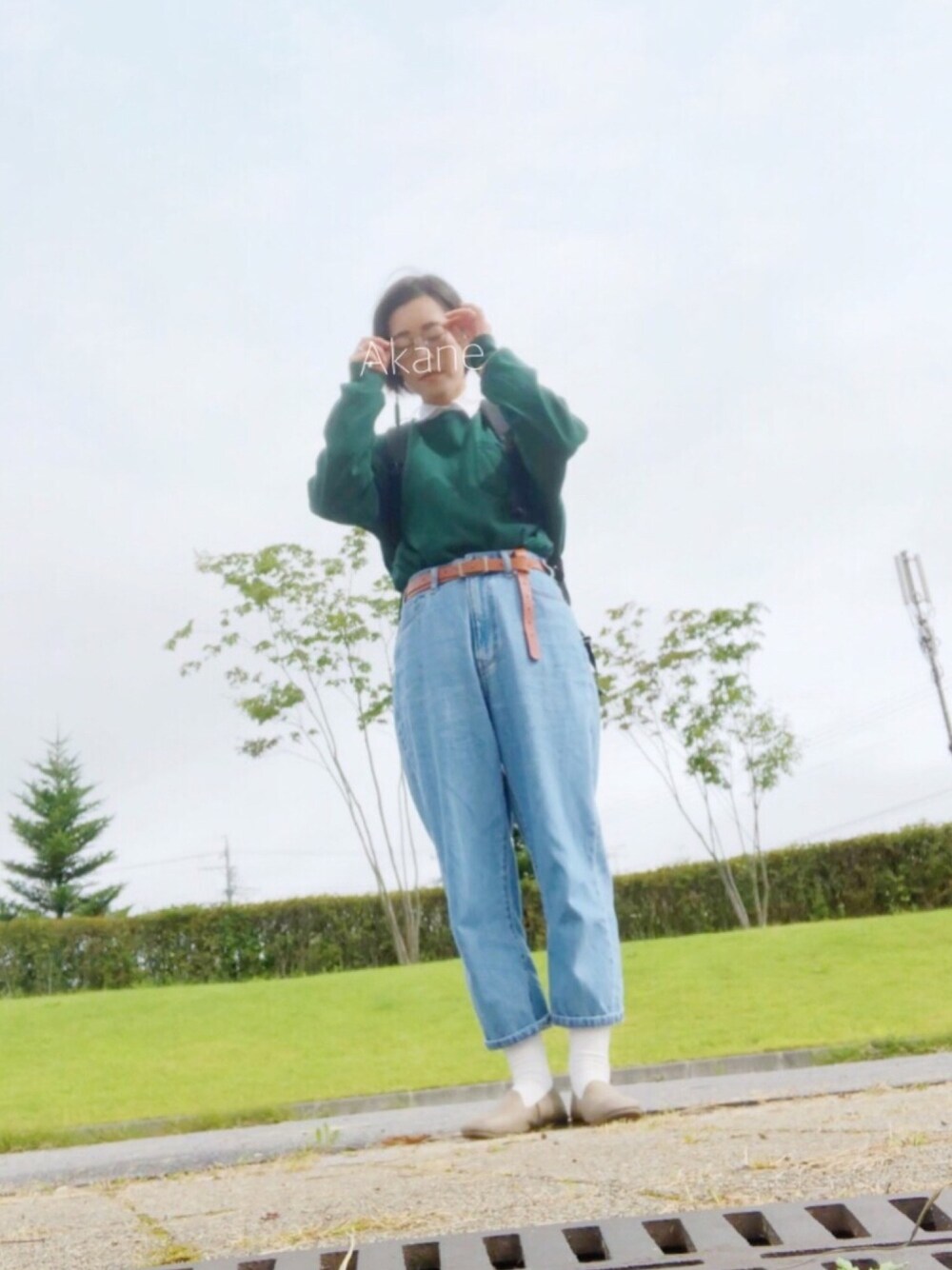ホワイト系のシャツ/ブラウス、ブルー系のデニムパンツ、ベージュ系のシューズを着用したレディースの秋コーディネートの1枚目の写真