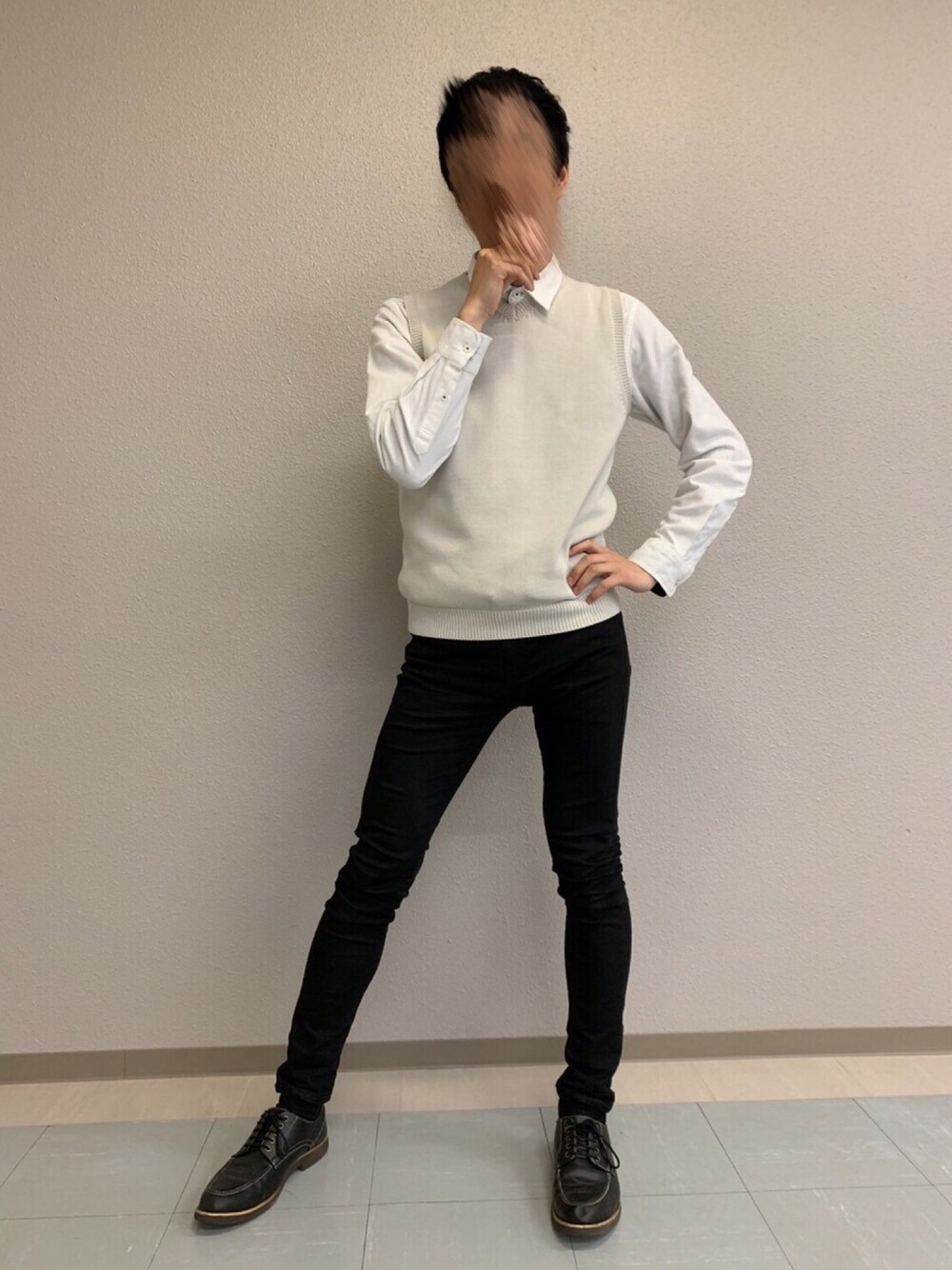 「カジュアル、春コーデ、ニットベスト、白シャツ、スキニー、LIDnM」｜「Steven Alanの＜Steven Alan＞ CORD COTTON V-NECK KNIT VEST/ニットベスト/ナチュラル（ベスト、ベージュ系）」を使った、Mr.フルスイングさん（メンズ・183cm）の春コーディネートの1枚目の写真