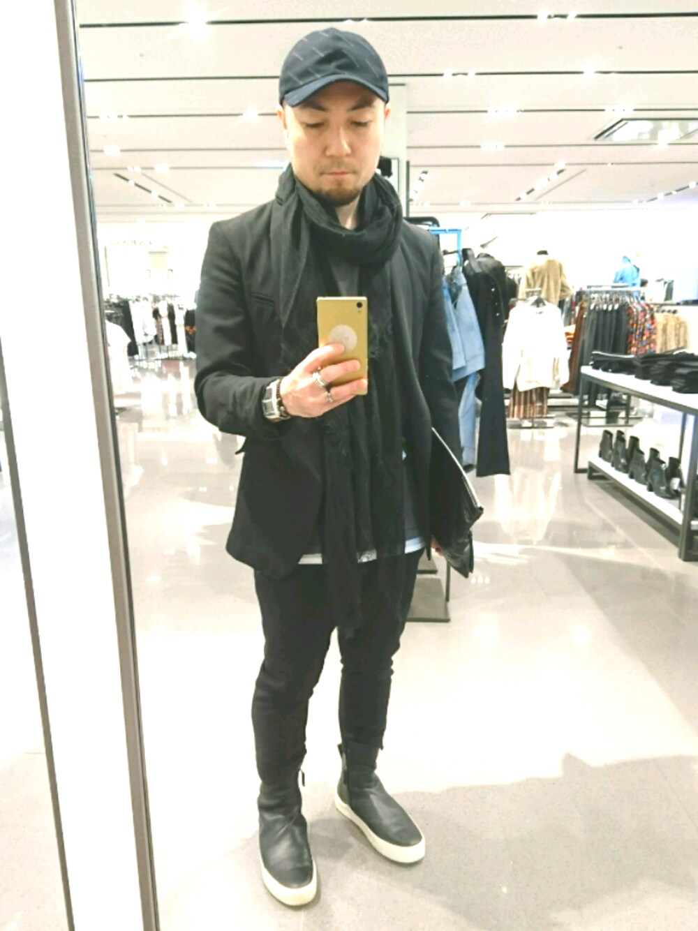 「秋のコーデ、おしゃれさんと繋がりたい、スニーカー、ブラックコーデ、スラックス」｜「BALENCIAGAのアイテム（キャップ、ブラック系）」を使った、clusterさん（メンズ・162cm）の秋コーディネートの1枚目の写真