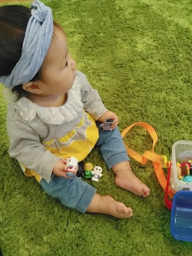 「petit main（プティマイン）のアイテム（デニムパンツ、ブルー系）」を使った、pan＊itokaiさん（キッズ・70cm）の春コーディネート