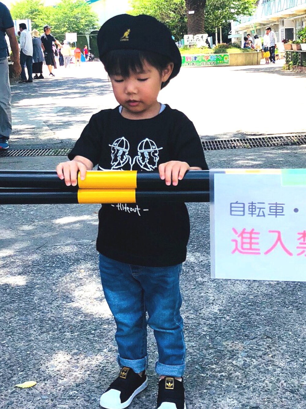 「キッズファッション、男の子コーデ、シンプルコーデ、2歳」｜「hideoutのアイテム（Tシャツ/カットソー、ブラック系）」を使った、take☺︎hanaさん（キッズ・90cm）の春コーディネートの1枚目の写真