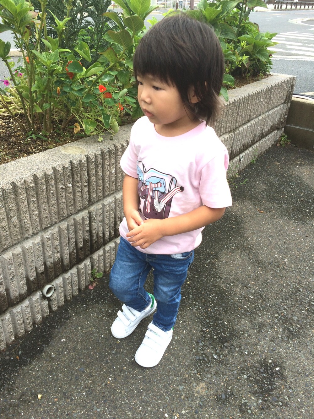 「カジュアル、男の子、キッズコーデ、夏コーデ」｜「petit mainのアイテム（Tシャツ/カットソー、ピンク系）」を使った、take☺︎hanaさん（キッズ・90cm）の夏コーディネートの1枚目の写真