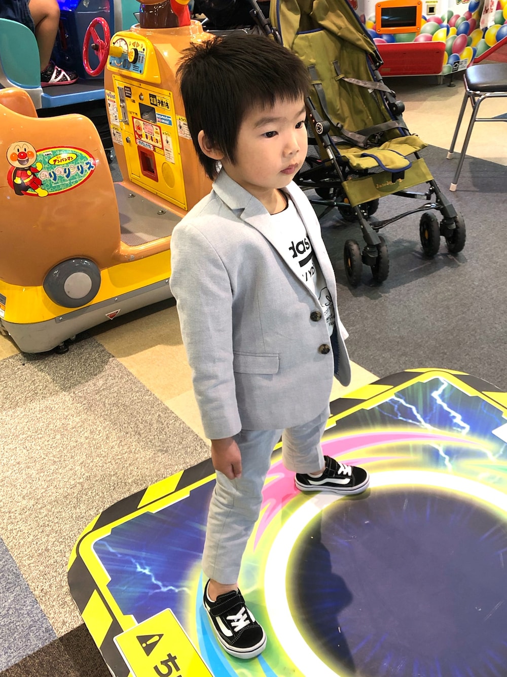 「スーツスタイル、セットアップ、フォーマル、キッズファッション、男の子コーデ、3歳」｜「H&Mのアイテム（セットアップ、グレー系）」を使った、take☺︎hanaさん（キッズ・100cm）の春コーディネートの1枚目の写真