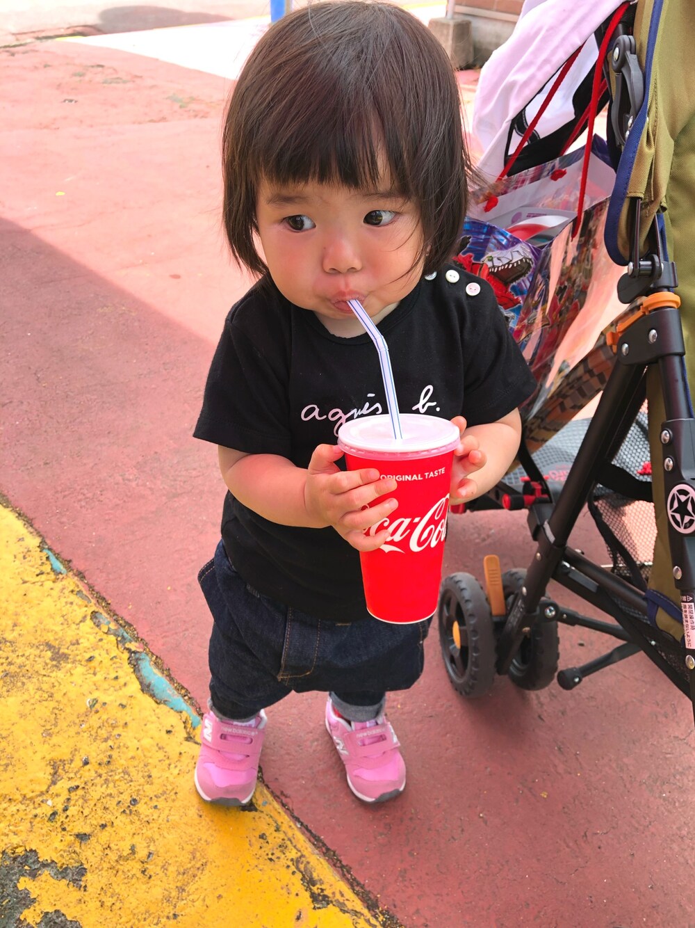 「令和ピンクを纏え、シンプルコーデ、キッズコーデ、アニエスベー、ニューバランス、デニム、サルエルパンツ」｜「agnes b.のS137 L TS　ロゴTシャツ（Tシャツ/カットソー、ブラック系）」を使った、take☺︎hanaさん（キッズ・80cm）の春コーディネートの1枚目の写真