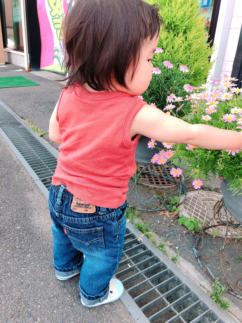 「キッズコーデ、古着、古着MIX、タンクトップ、デニム、ゆるコーデ、夏コーデ」｜「ZARAのアイテム（タンクトップ、レッド系）」を使った、take☺︎hanaさん（キッズ・80cm）の春コーディネートの1枚目の写真