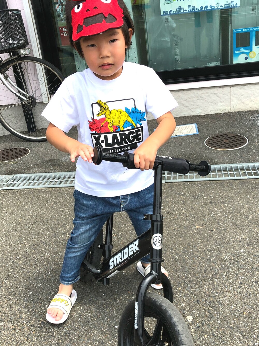 「キッズコーデ、シンプルコーデ、デニム、白Tシャツ、エクストララージ(XLARGE)」｜「XLARGE KIDSの恐竜ロゴ半袖Tシャツ（Tシャツ/カットソー、ホワイト系）」を使った、take☺︎hanaさん（キッズ・110cm）の夏コーディネートの1枚目の写真