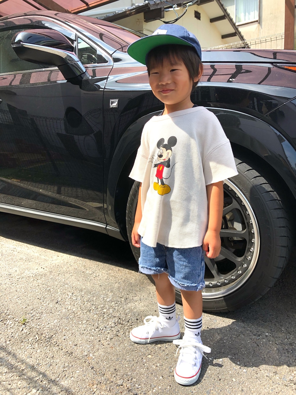 「キッズコーデ、夏コーデ、ミッキー、ショートパンツ、コンバース、ラインソックス、カジュアルコーデ、古着」｜「AZUL by moussyのKIDS Hi MICKEY TEE/キッズハイネックTEE（Tシャツ/カットソー、ホワイト系）」を使った、take☺︎hanaさん（キッズ・110cm）の夏コーディネートの1枚目の写真