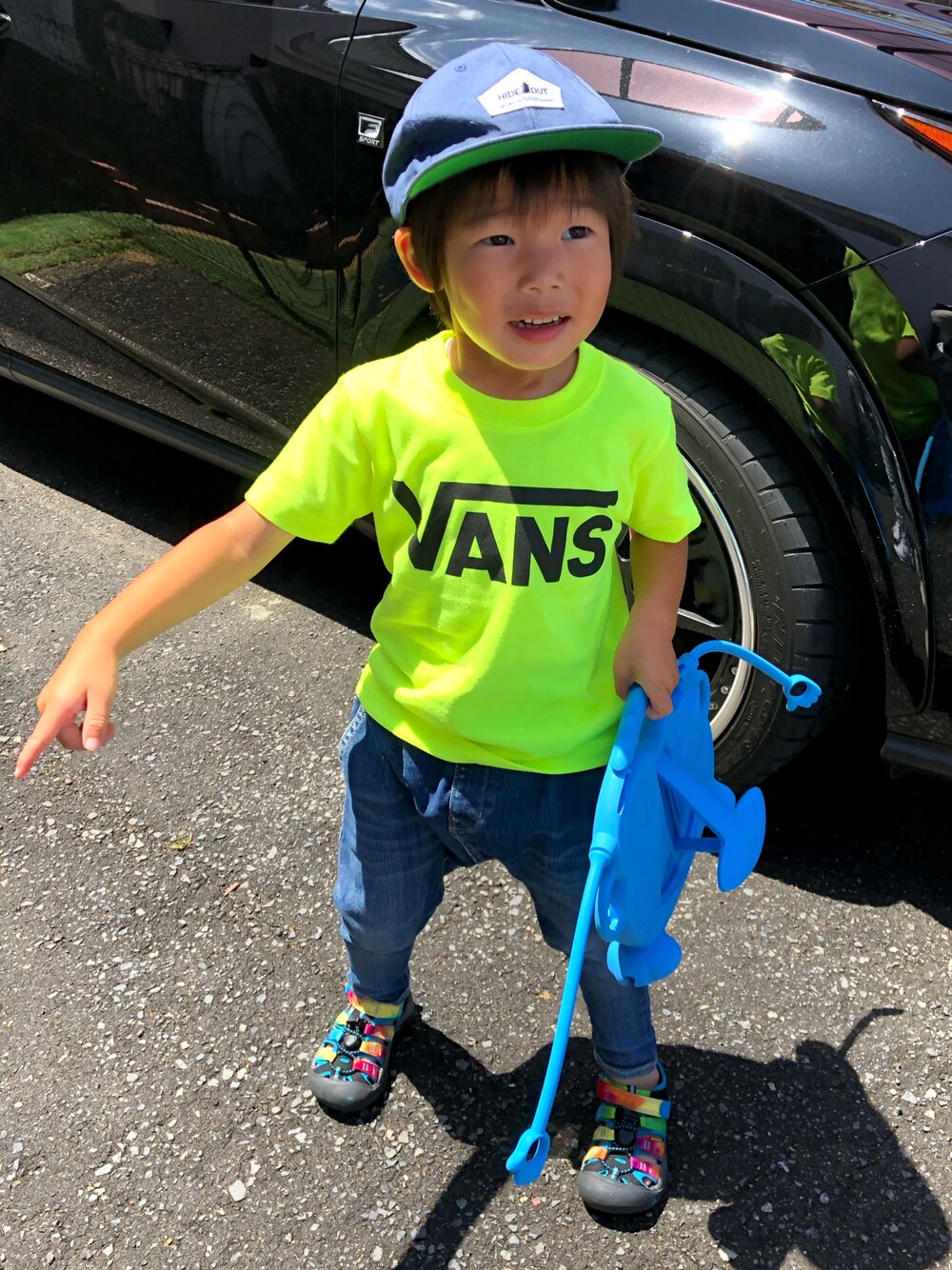 「FUJIROCKEEN、キッズコーデ、カジュアルコーデ、VANS、デニム、keen」｜「VANSの★〔別注〕VANS（バンズ）FLYINGVNEON（Tシャツ/カットソー、イエロー系）」を使った、take☺︎hanaさん（キッズ・104cm）の夏コーディネートの1枚目の写真