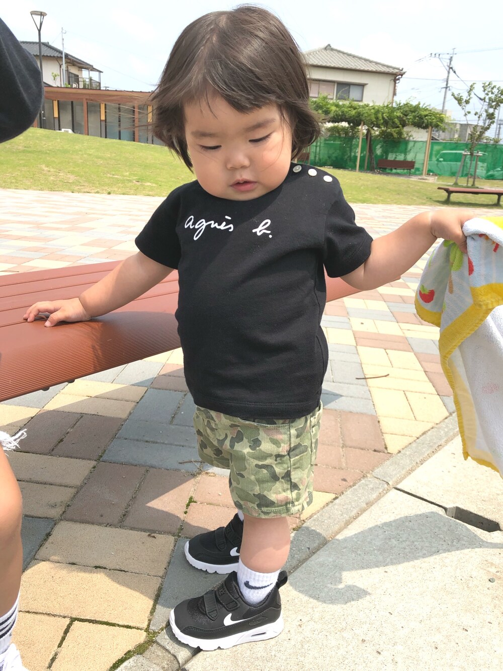 「キッズコーデ、カモフラ、エアマックス、ナイキ、アニエスベー(agnes b.)、ZARA」｜「agnes b.のS137 L TS　ロゴTシャツ（Tシャツ/カットソー、ブラック系）」を使った、take☺︎hanaさん（キッズ・74cm）の夏コーディネートの1枚目の写真