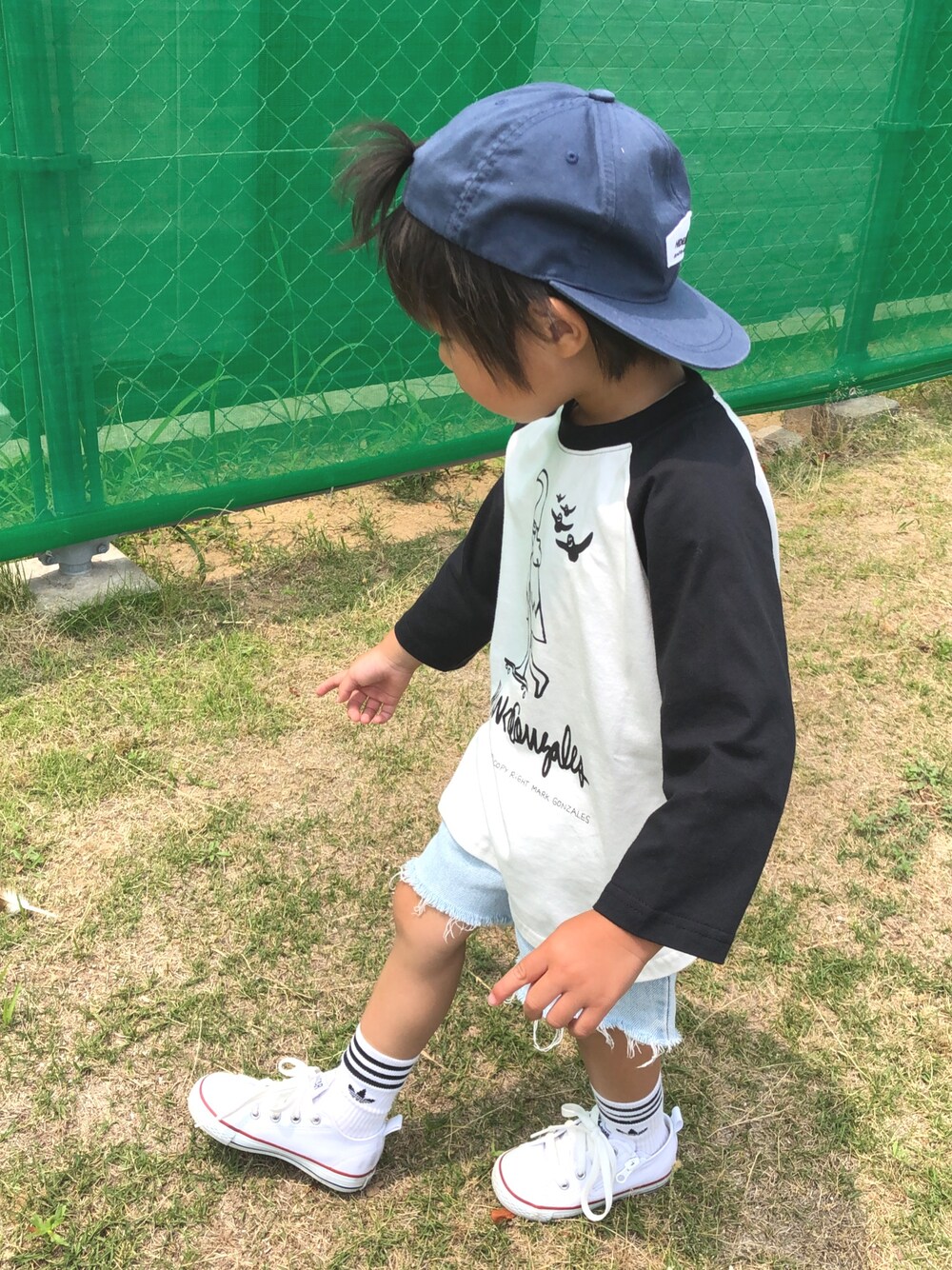 「キッズコーデ、Mark Gonzales、Levi's、converse、古着、ラインソックス」｜「Mark Gonzalesのアイテム（Tシャツ/カットソー、ホワイト系）」を使った、take☺︎hanaさん（キッズ・104cm）の夏コーディネートの1枚目の写真