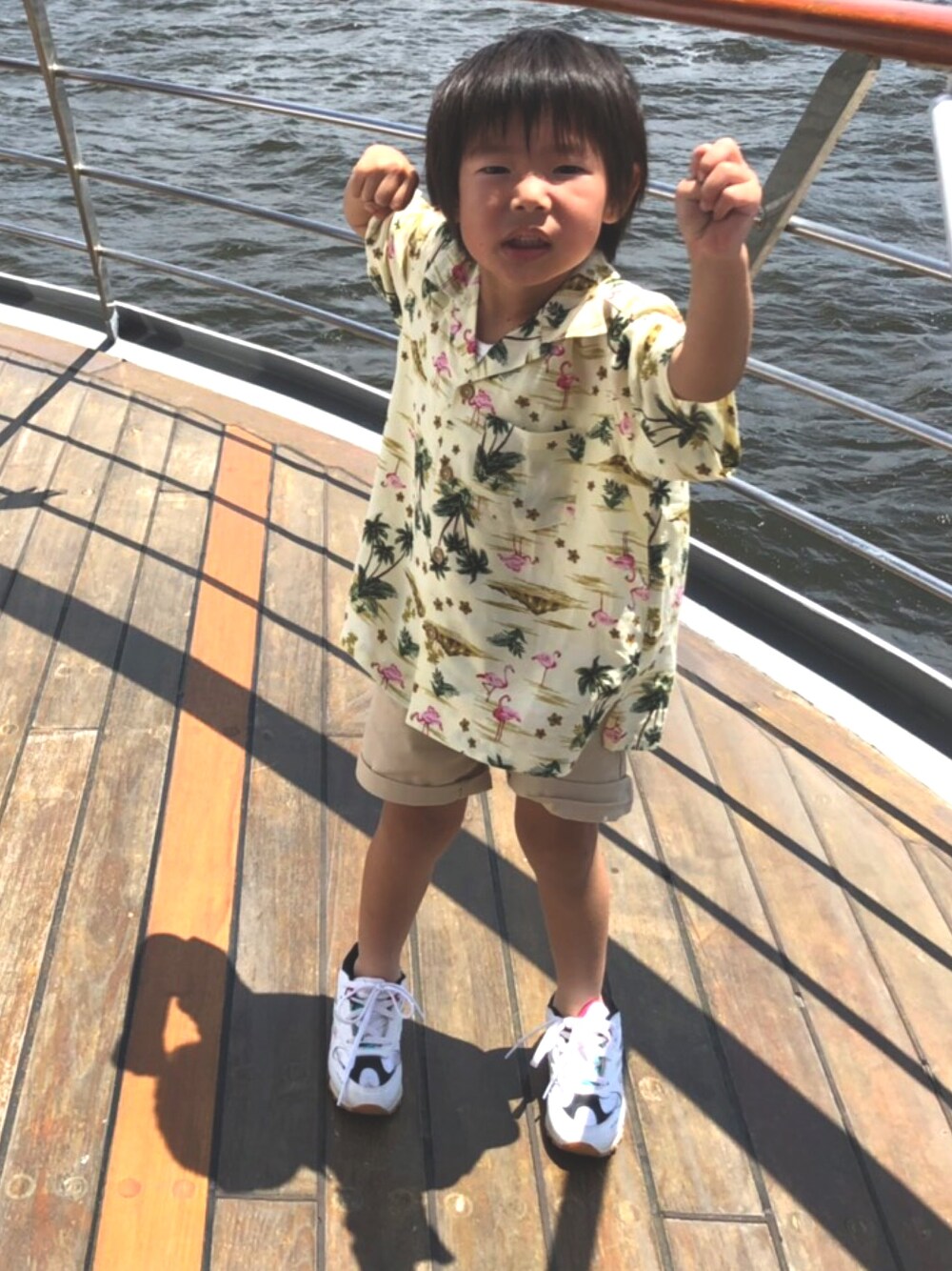 「キッズファッション、シャツスタイル、カジュアルコーデ、アロハシャツ、ショートパンツ、Right-on、ZARA KIDS、reebok、男の子」｜「Right-onのアイテム（シャツ/ブラウス、イエロー系）」を使った、take☺︎hanaさん（キッズ・104cm）の夏コーディネートの1枚目の写真