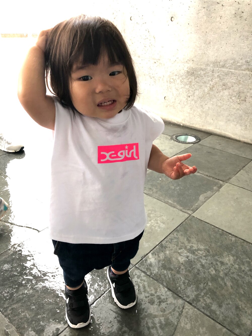 「キッズコーデ、ストリート、カジュアル、ボックスロゴ、ネオンカラー、サルエルデニム、x-girl、NIKE AIR MAX」｜「X-girlのアイテム（Tシャツ/カットソー、ホワイト系）」を使った、take☺︎hanaさん（キッズ・80cm）の夏コーディネートの1枚目の写真