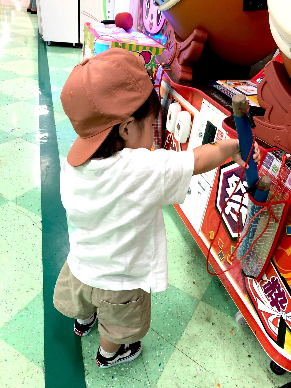 「petit main、韓国子供服、カジュアルコーデ、ストリート、ボーイズライク、ハーフパンツ、夏コーデ、女の子」｜「hellobooqのアイテム（Tシャツ/カットソー、ホワイト系）」を使った、take☺︎hanaさん（キッズ・80cm）の夏コーディネートの1枚目の写真