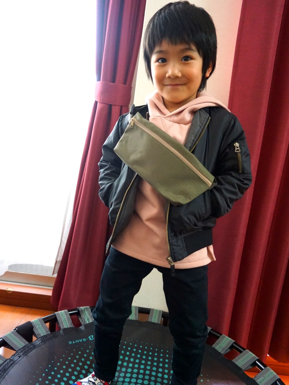 「キッズファッション、kids、プチプラ、男の子、ピンク男子」｜「UNIQLOのアイテム（MA-1、ブラック系）」を使った、mina☆aoさん（キッズ・120cm）の冬コーディネートの1枚目の写真