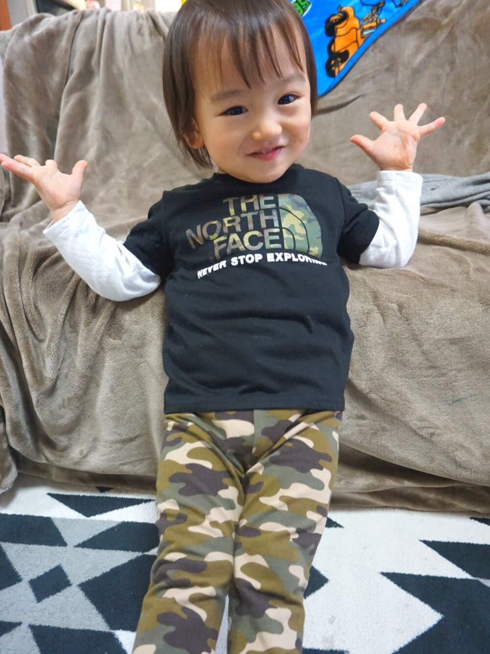 「キッズファッション、男の子、カモフラ、Tシャツ、2歳」｜「THE NORTH FACEのザ・ノース・フェイス キッズカットソー / ショートスリーブカモロゴティー（Tシャツ/カットソー、ブラック系）」を使った、mina☆aoさん（キッズ・90cm）の冬コーディネートの1枚目の写真