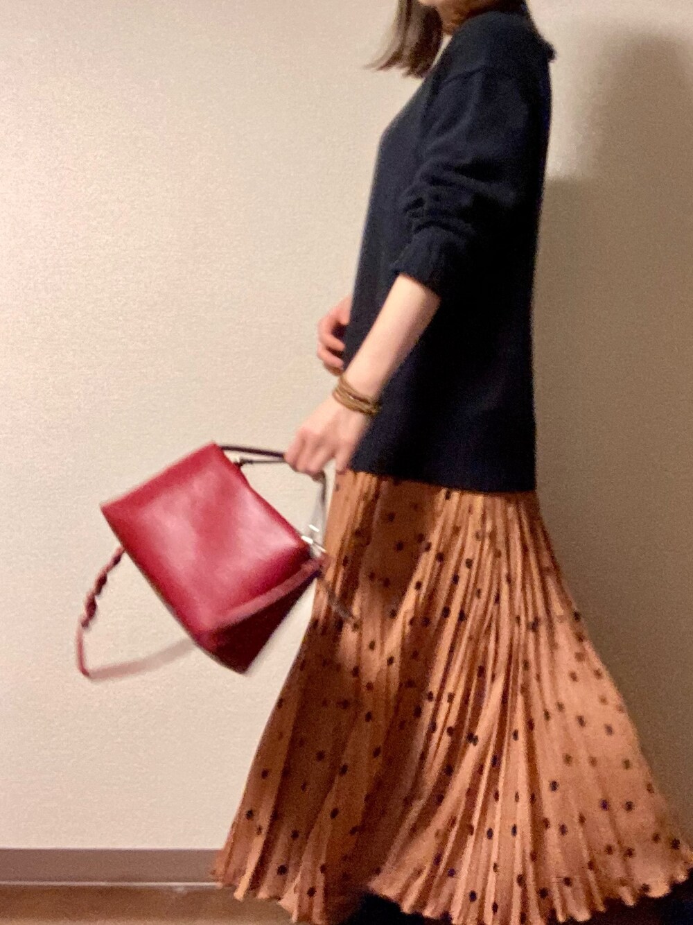 「プリーツスカート、メンズアイテム、ネイビー、ネイビーコーデ」｜「GIANNI CHIARINIのアリファ M（ショルダーバッグ、レッド系）」を使った、fujicooさん（レディース・162cm）の冬コーディネートの1枚目の写真