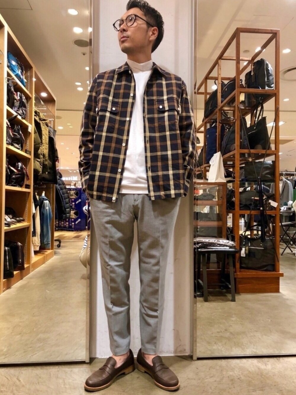 ベージュ系のトップス、グレー系のパンツ、ホワイト系のTシャツ/カットソーを着用したメンズの秋コーディネートの1枚目の写真