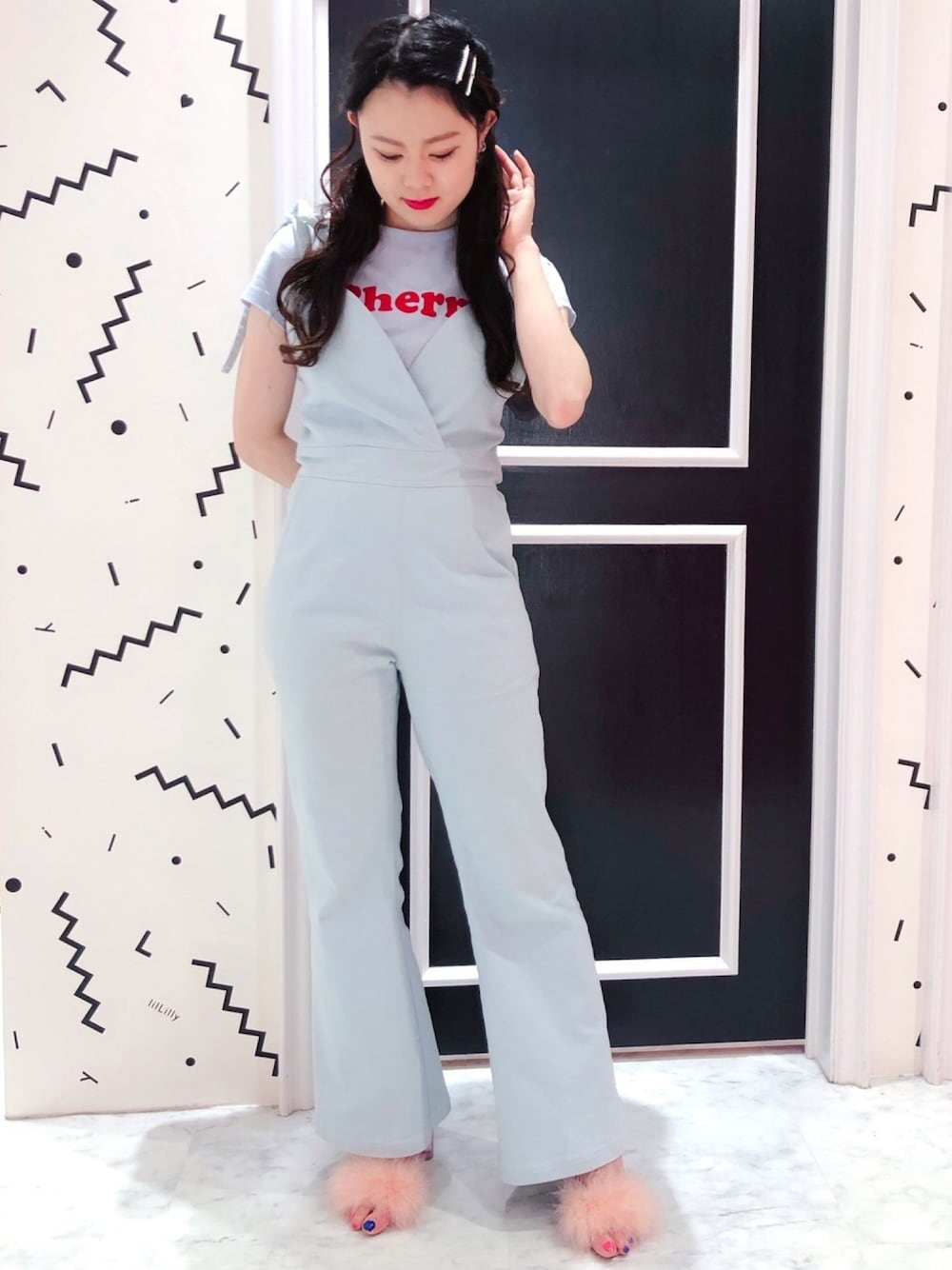 「lilLilly、リルリリー、LILICIOUS、リリシャス、デニム、オールインワン、ライトブルー、Tシャツ、ピンク、ミュール」｜「lilLillyのＣherryプリントTシャツ（Tシャツ/カットソー、ブルー系）」を使った、ゆずさん（レディース・155cm）の夏コーディネートの1枚目の写真