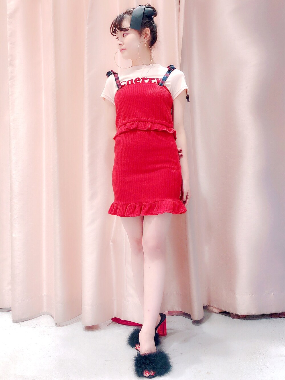 「lilLilly、LILICIOUS、リルリリー、リリシャス、レッド、ピンク、セットアップ、リブニット、チェック、スカート」｜「LILICIOUSのビッグフープピアス（ピアス（両耳用）、ゴールド系）」を使った、ゆずさん（レディース・155cm）の秋コーディネートの1枚目の写真