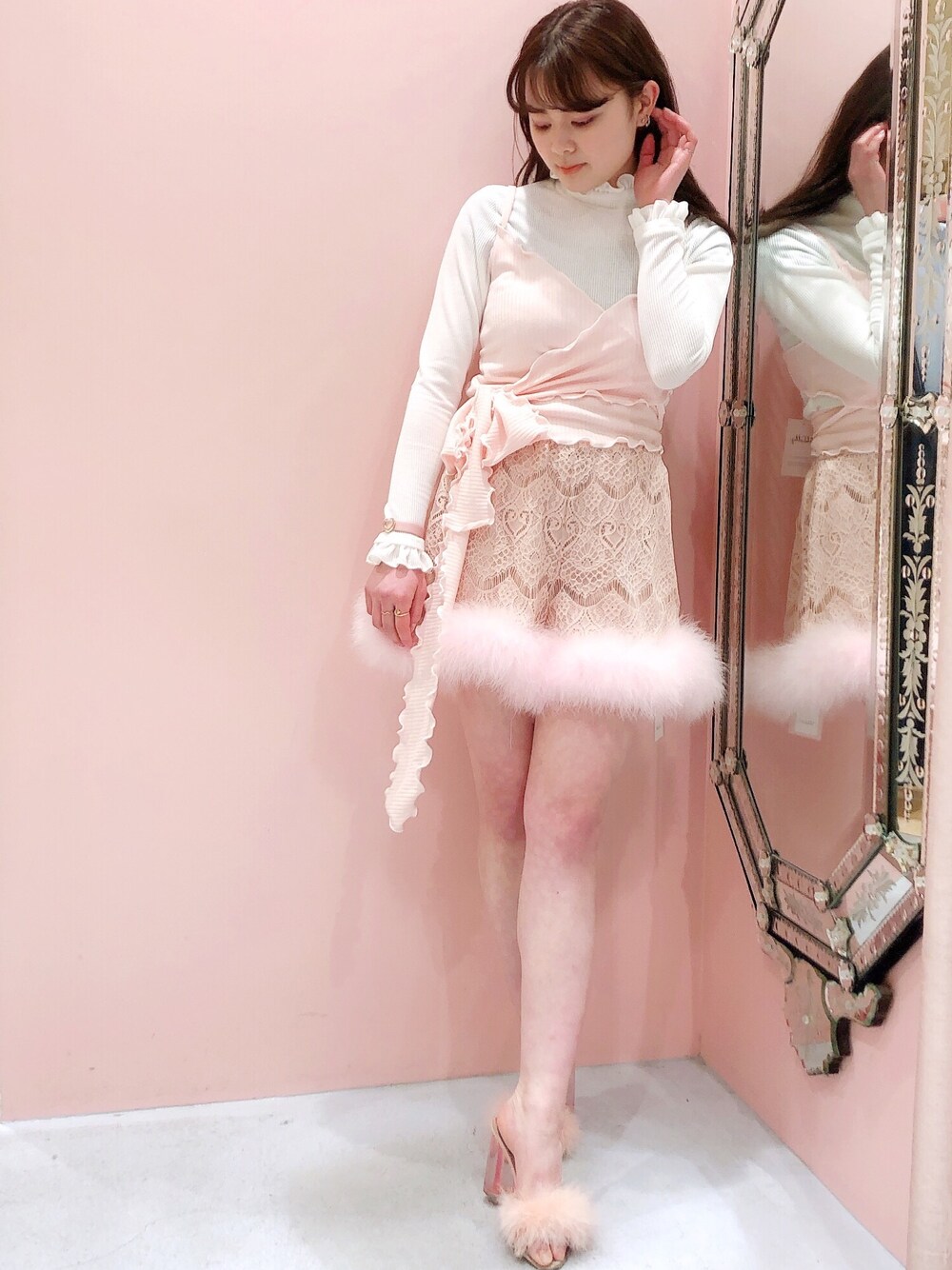 ホワイト系のニット/セーター、ピンク系のキャミソール、ピンク系のパンツを着用したレディースの春コーディネートの1枚目の写真