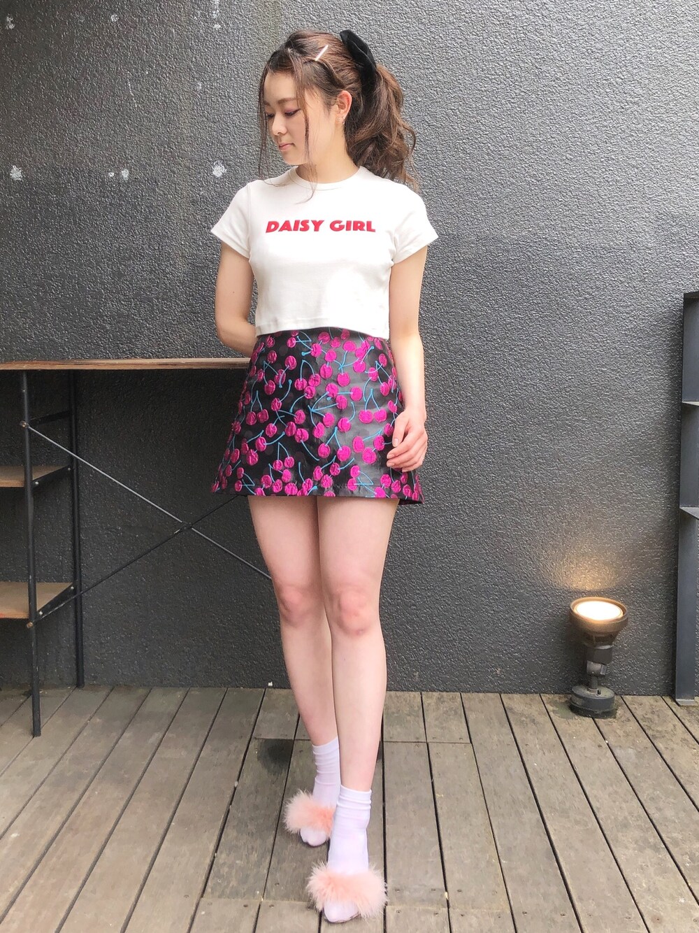 「lilLilly、リルリリー、LILICIOUS、リリシャス、低身長、おうちファッション、ゆるコーデ、休日スタイル、休日コーデ、サンダルに靴下」｜「lilLillyのDAYSY  GIRL Tシャツ（Tシャツ/カットソー、ホワイト系）」を使った、ゆずさん（レディース・155cm）の春コーディネートの1枚目の写真