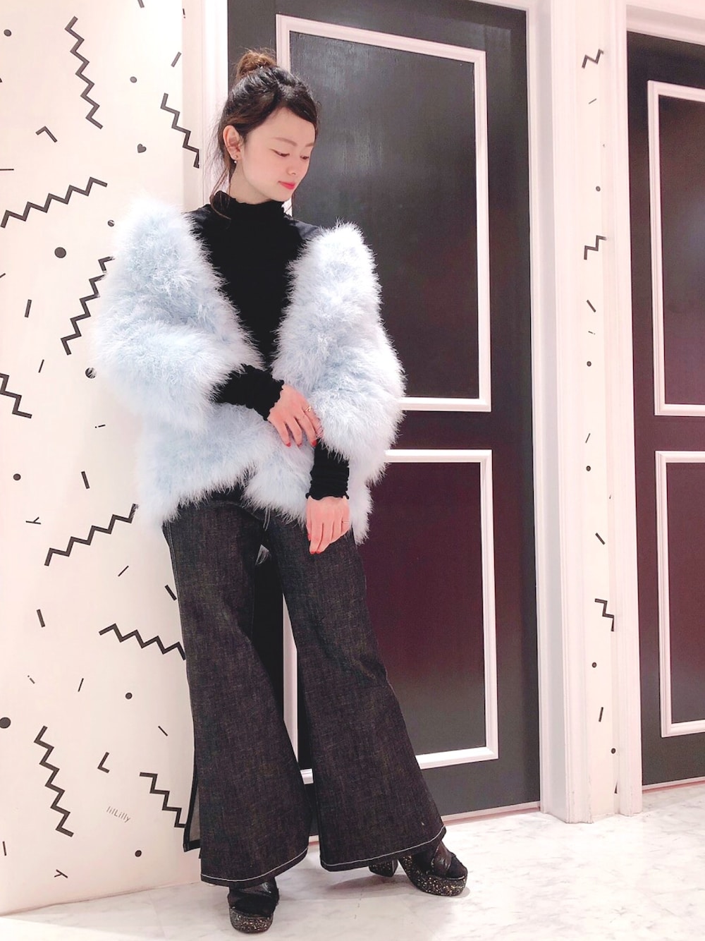 「lilLilly、リルリリー、LILICIOUS、リリシャス、ファー小物、デニム、パンツスタイル、カジュアル、ブラック、低身長」｜「lilLillyのアイテム（ジャケット/アウター、ブルー系）」を使った、ゆずさん（レディース・155cm）の秋コーディネートの1枚目の写真