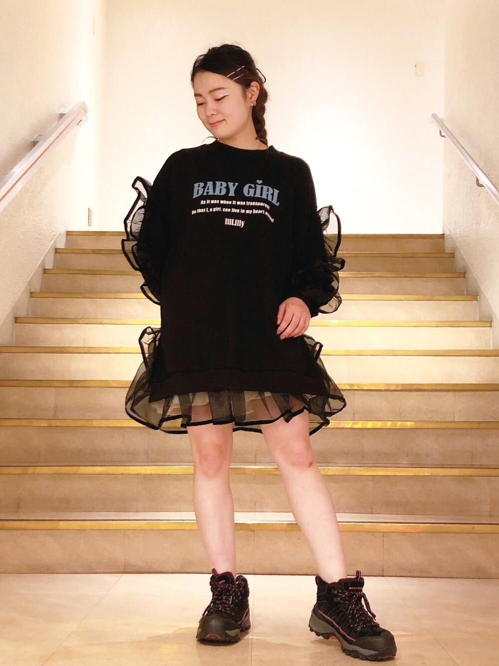 ブラック系のスウェット、ホワイト系のスカート、ゴールド系のヘアピンを着用したレディースの秋コーディネートの1枚目の写真