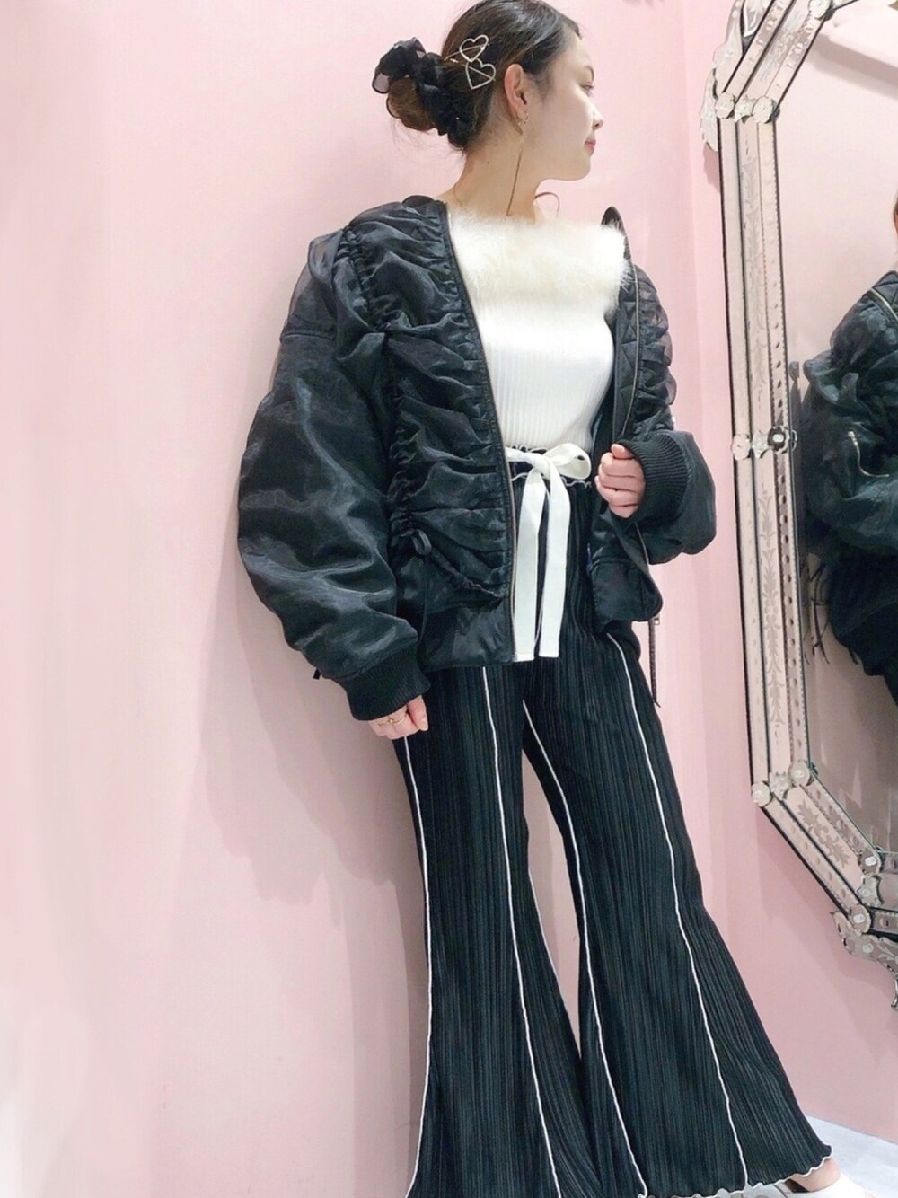 「lilLilly、リルリリー、LILICIOUS、リリシャス、MA-1、ジャケット、ブラック、モノトーン、低身長、休日スタイル」｜「LILICIOUSのモチーフストーンヘアピン（ヘアピン、ゴールド系）」を使った、ゆずさん（レディース・155cm）の秋コーディネートの1枚目の写真