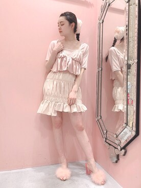 アシンメトリーミニスカートを使った人気ファッション