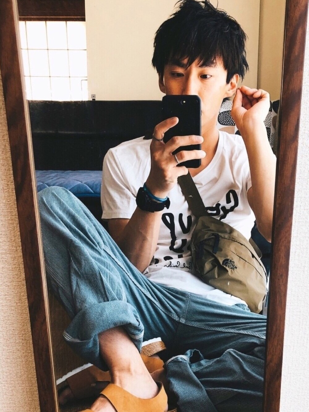 ホワイト系のTシャツ/カットソー、グリーン系のボディバッグ/ウエストポーチ、ブラウン系のサンダルを着用したメンズの夏コーディネートの1枚目の写真