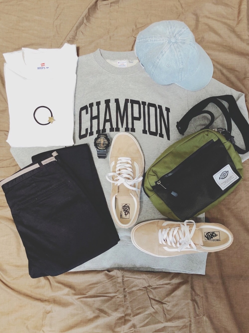「秋のコーデ、チノパン、スウェット、Champion、VANS、おしゃれさんと繋がりたい、オトナカジュアル、ショルダーバッグ、カジュアル、カジュアルコーデ」｜「NANO universeのテーパードスキニー　チノパンツ（チノパンツ、ブラック系）」を使った、りうさん（メンズ・179cm）の秋コーディネートの1枚目の写真