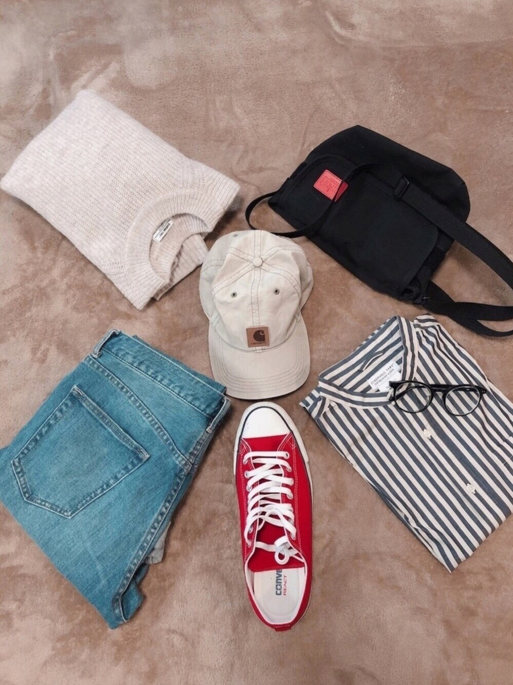 ベージュ系のニット/セーター、ベージュ系のシャツ/ブラウス、ブラック系のメッセンジャーバッグを着用したメンズの秋コーディネートの1枚目の写真