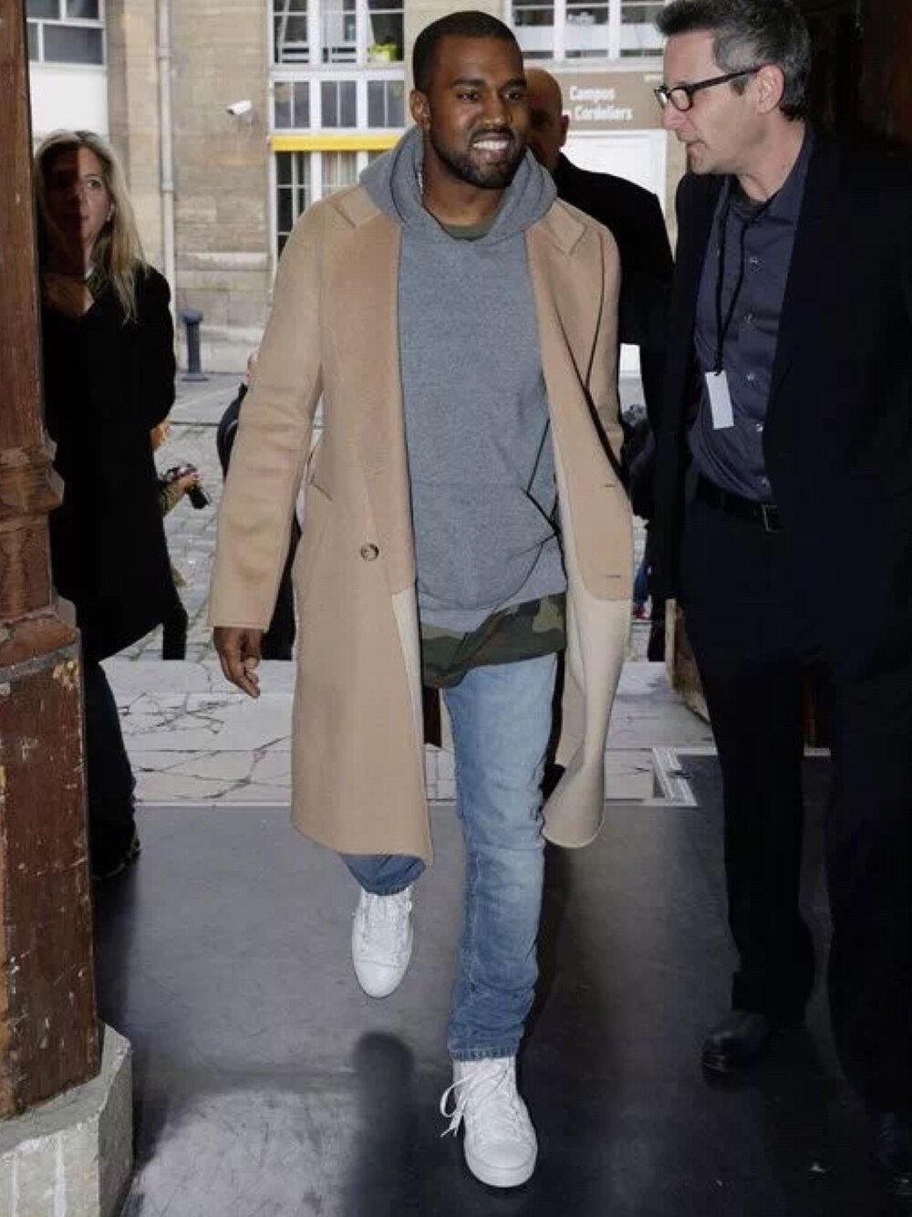 ホワイト系のその他シューズを着用したメンズの冬コーディネートの1枚目の写真