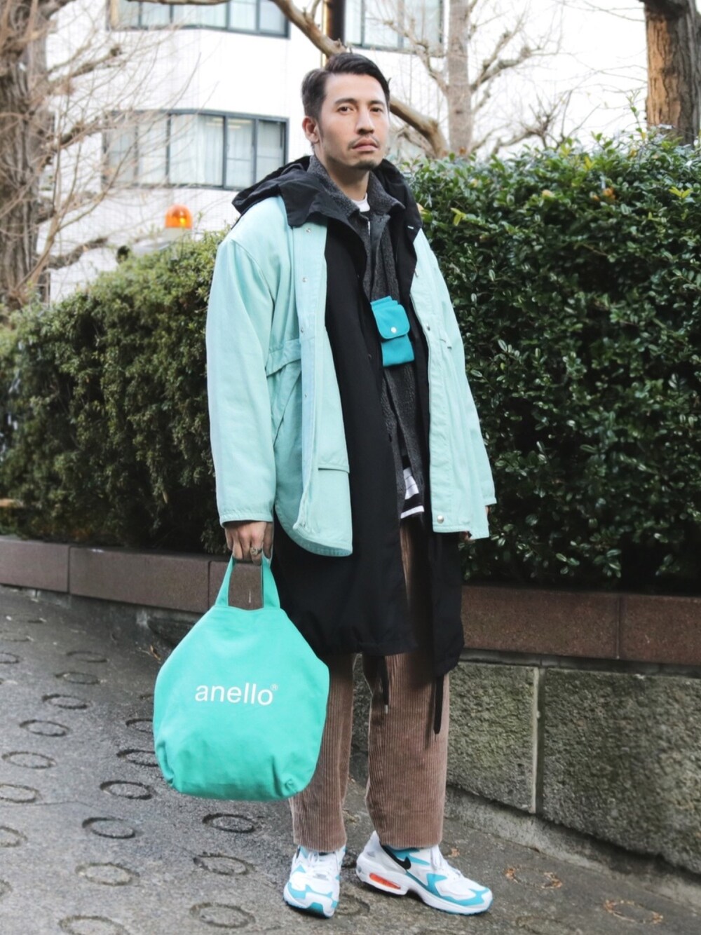 ブルー系のシャツ/ブラウス、ブラック系のその他アウター、ブルー系のショルダーバッグを着用したメンズの冬コーディネートの1枚目の写真