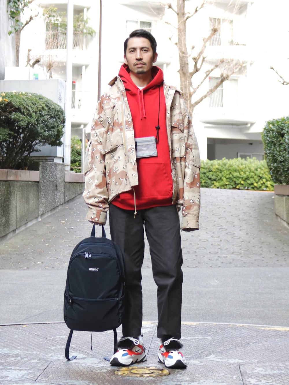 「デザートカモ、大人カジュアル、おしゃれさんと繋がりたい、NIKE、Anello、リュック、デイパック、ネックポーチ、カラーリンク、レイヤードスタイル」｜「anelloの【anello】リップストップ　ミニウォレットショルダー（ショルダーバッグ、レッド系）」を使った、h.takeさん（メンズ・176cm）の冬コーディネートの1枚目の写真