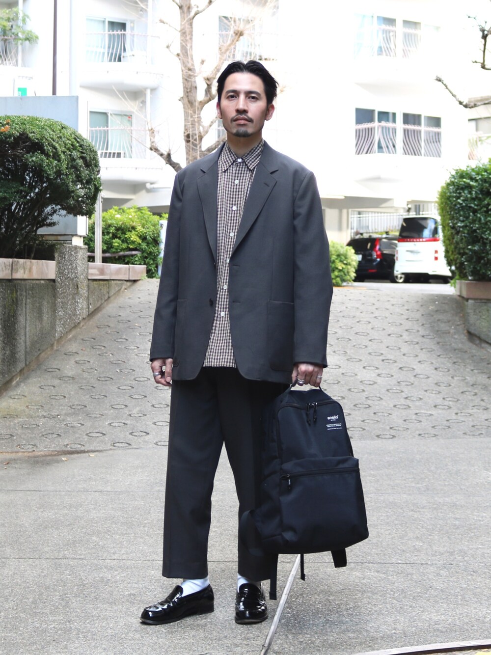 「春コーデ、大人カジュアル、きれいめカジュアル、セットアップ、UNIQLO、AURALEE、ローファー、Anello、おしゃれさんと繋がりたい、リュック」｜「UNIQLOのテーラードジャケット（その他アウター、グレー系）」を使った、h.takeさん（メンズ・176cm）の春コーディネートの1枚目の写真